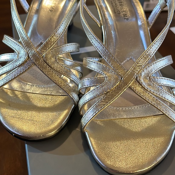 (155)NWT ladies gold sandals with heels. By Mark & Kemp(Walking Cradles. 6 1/2 - Picture 3 of 8